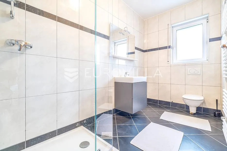 zagreb, remete, prekrasna obiteljska kuća 400 m² - slika 14
