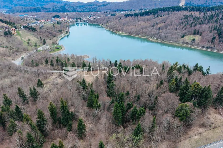 Fužine, ekskluzivno zemljište 15.025 m² uz jezero Bajer s lokacijskom dozvolom za turističko naselje