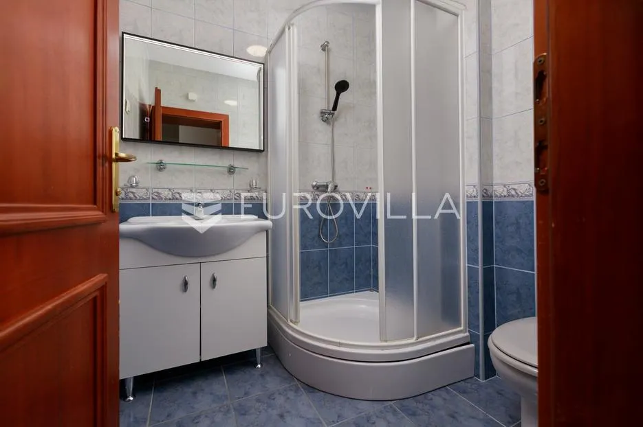 krk, uređen trosoban apartman, velika terasa s otvorenim pogledom - slika 14