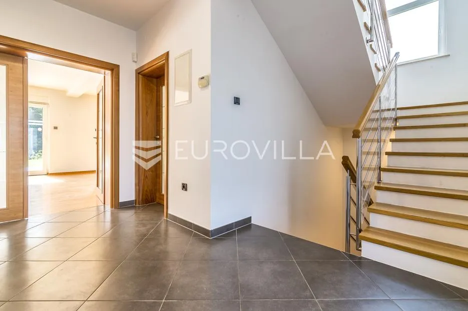 zagreb, šestine, prekrasna kuća s velikim vrtom i bazenom 300 m2 - slika 9