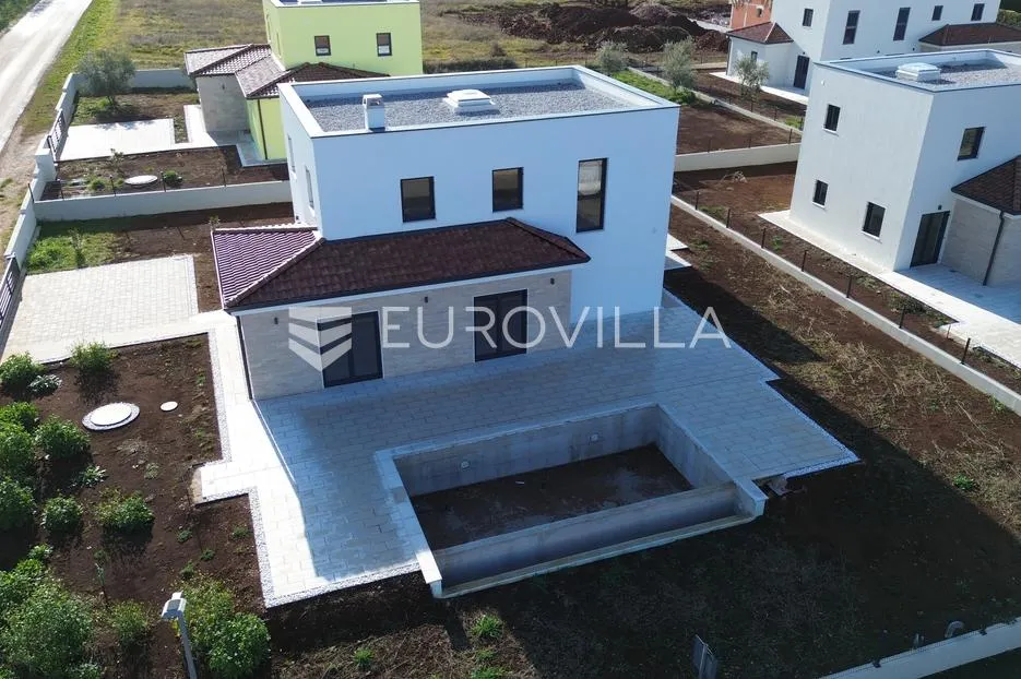 istra, poreč, prekrasna kuća s kamenim detaljima - slika 7