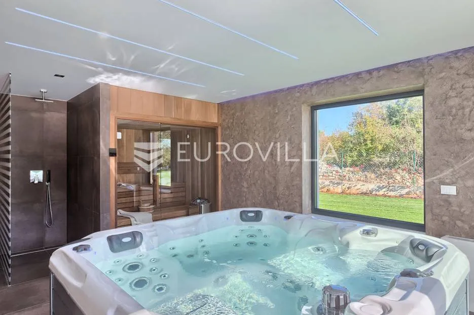 višnjan, prekrasno raspoređena vila okružena zelenilom, nkp 242 m2, na velikoj uređenoj okućnici - slika 45