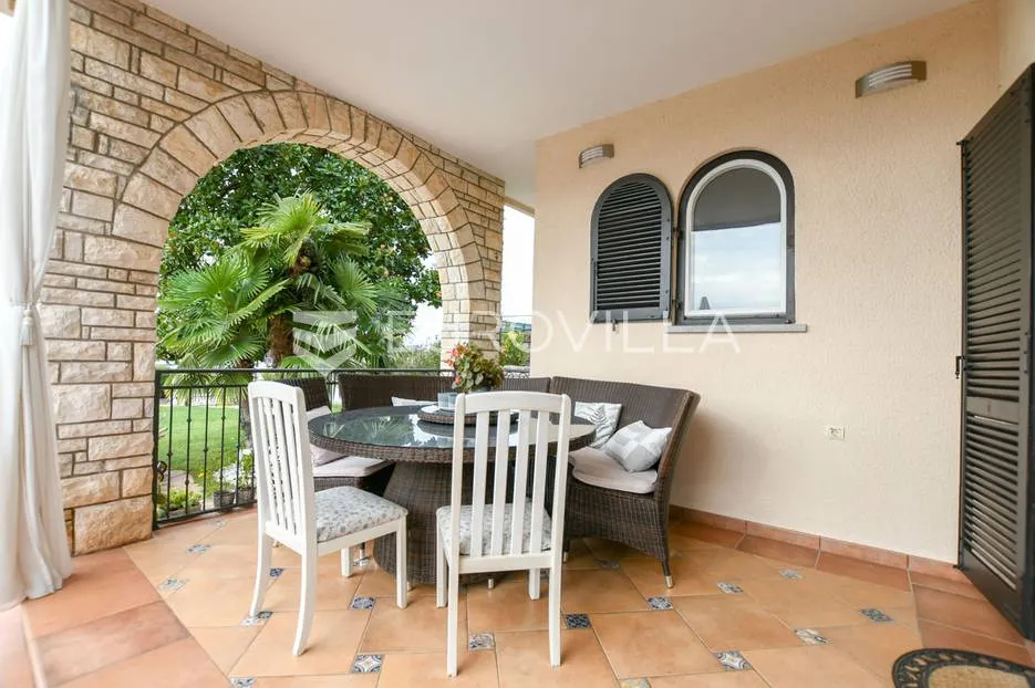 istra, umag, prekrasna kuća s bazenom prvi red do mora 430 m² - slika 12