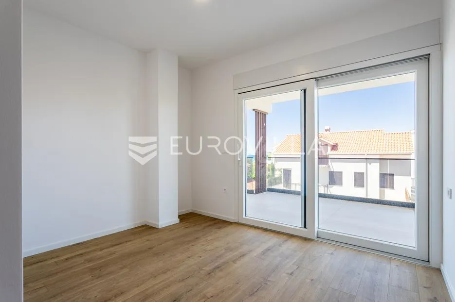 srima, dvoetažni penthouse s prostranom terasom i pogledom na more - slika 10