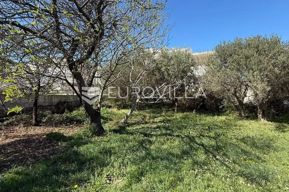 murter, građevinsko zemljište 618 m², drugi red do mora, s projektom za kuću - slika 2