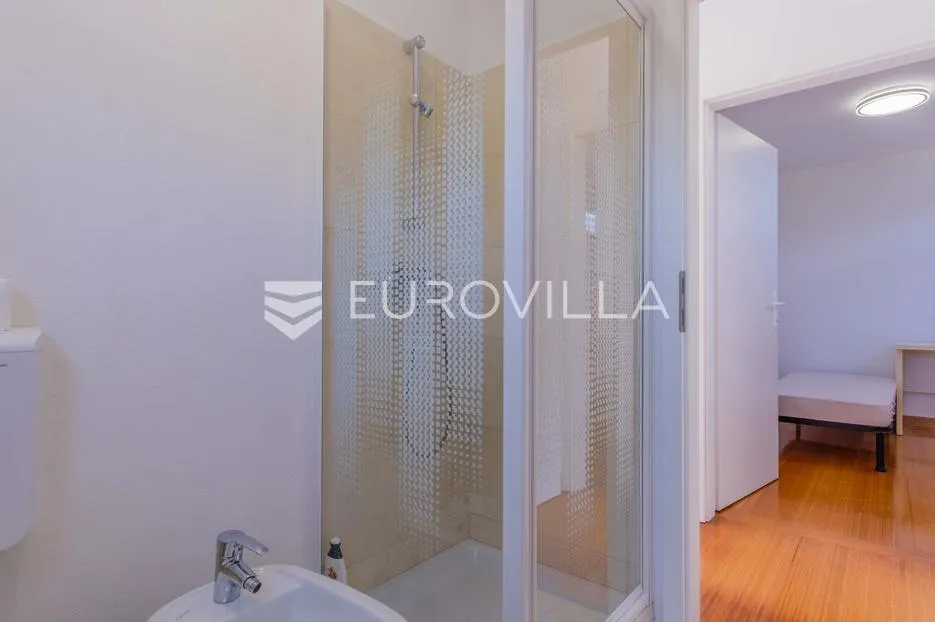 istra, poreč, unikatna dizajnerska vila s dodatnim apartmanom, wellnessom i grijanim bazenom - slika 41