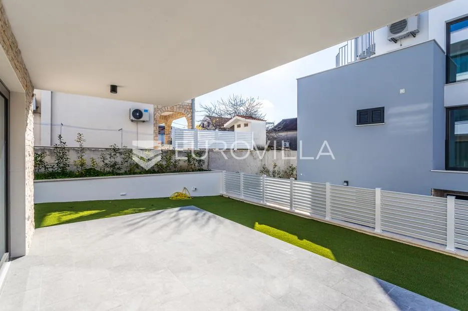 vodice, novogradnja, prostran apartman s dvorištem u centru mjesta, 139,61 m² - slika 13