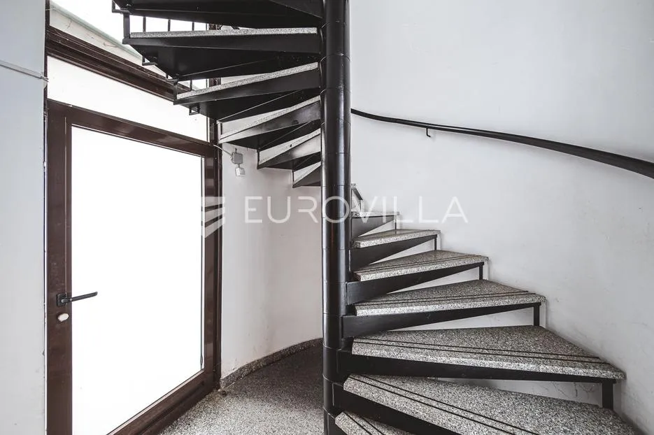zagreb, lučko, obiteljska kuća s dva stana na parceli površine 1848 m² - slika 15
