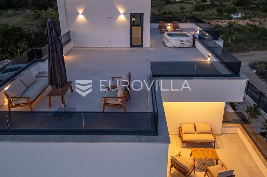 zadar, poljica brig, moderna vila s bazenom, teretanom i jacuzzijem na krovnoj terasi - slika 44
