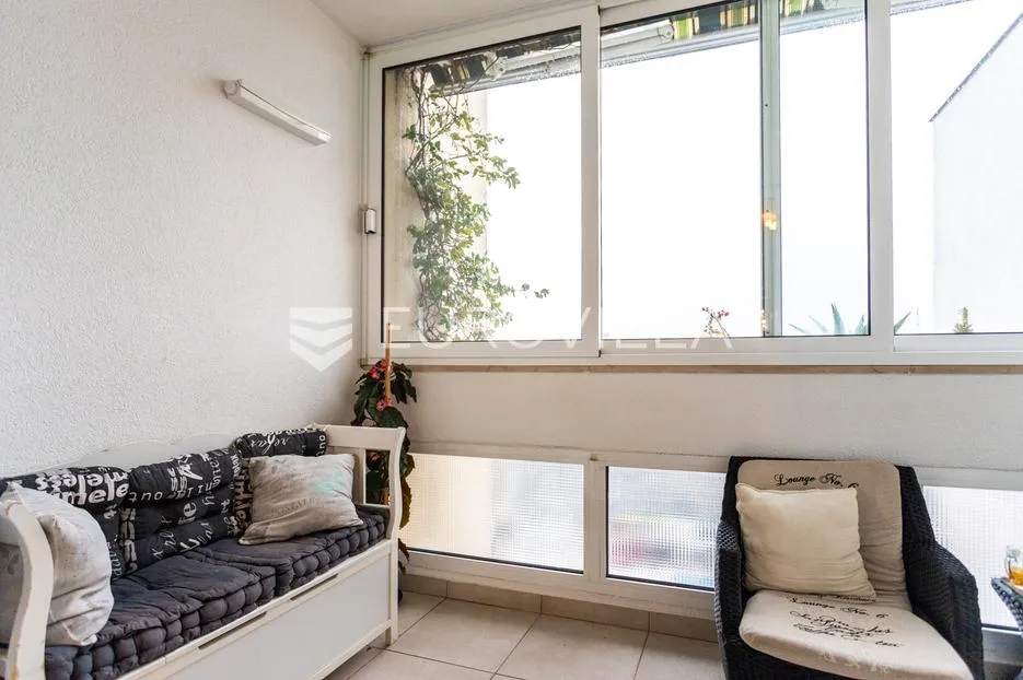 split, pujanke, trosoban stan s pogledom na more i terasom, kompletno renoviran - slika 8