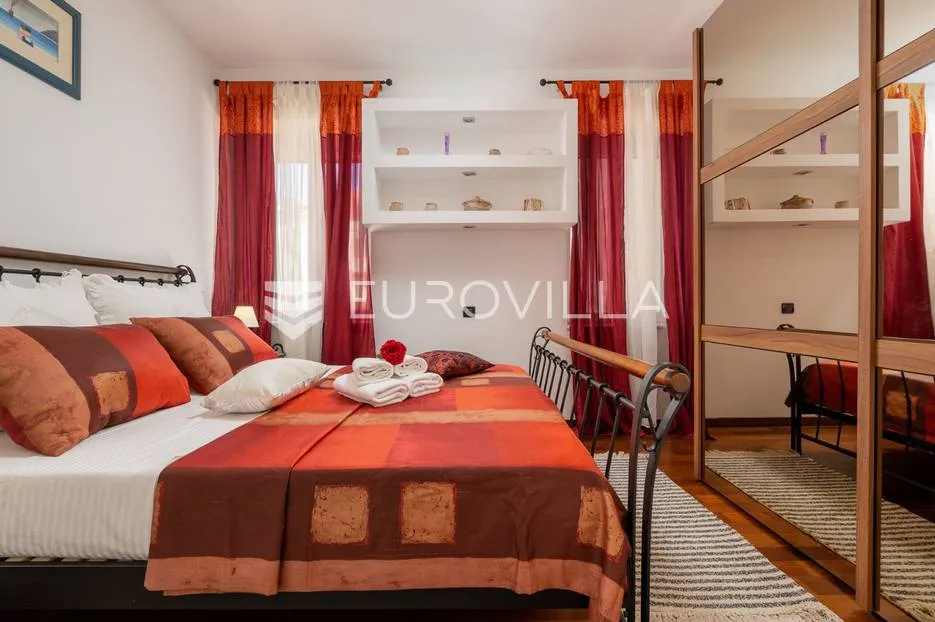 split, bačvice, dvosoban stan na odličnoj lokaciji - slika 12