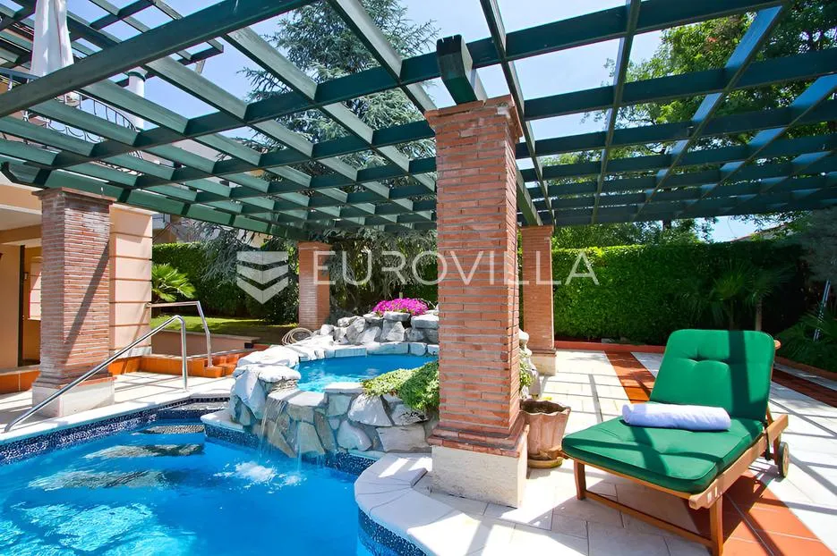 poreč, ekskluzivna vila s 430 m2, atraktivna lokacija - slika 10