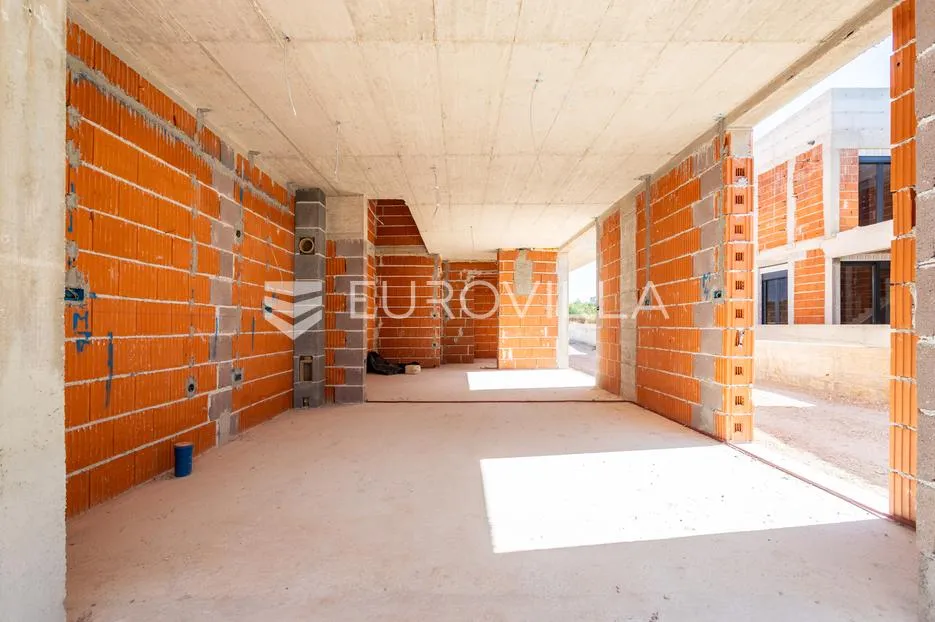 vodice, prostran stan s bazenom i dvorištem, 165,37 m² - slika 9