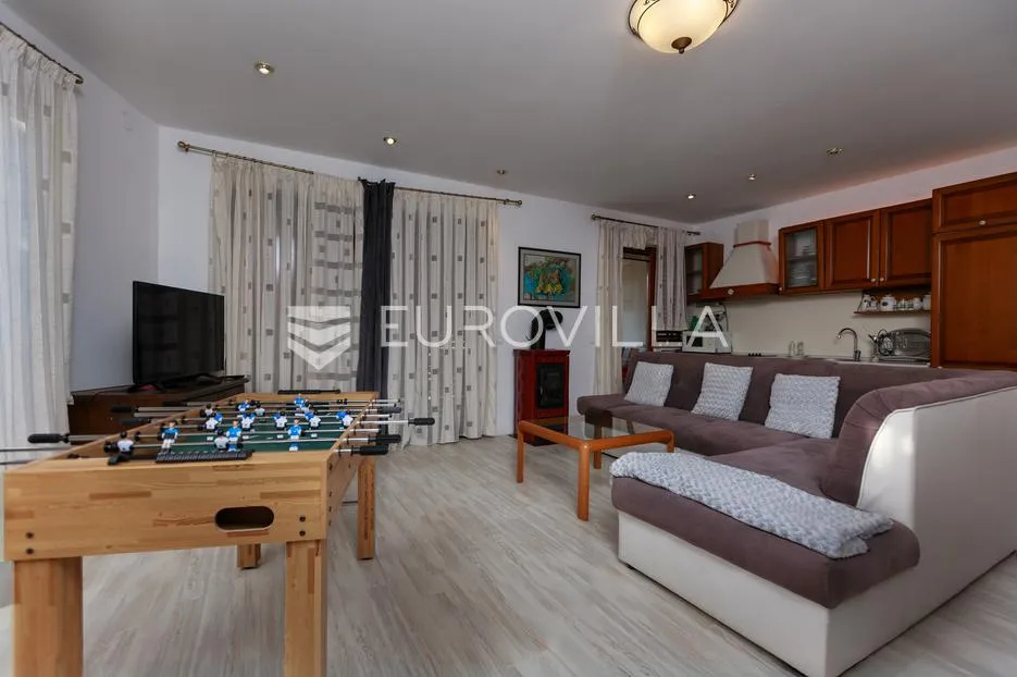 krk, malinska, trosoban stan 72 m² s privatnom okućnicom od 96 m² i parkingom - slika 4