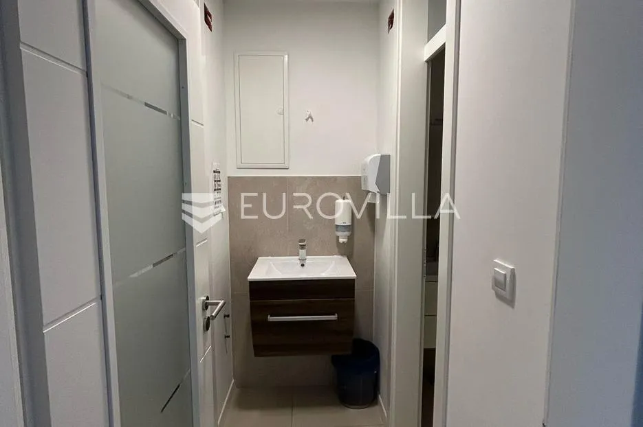 trogir, uredski poslovni prostor na frekventnoj lokaciji - slika 9