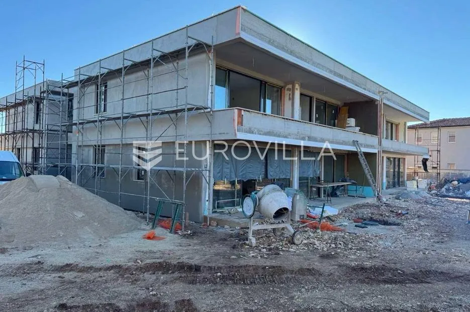 rovinj, okolica, stan u prizemlju moderne novogradnje s vrtom i parkingom - slika 6