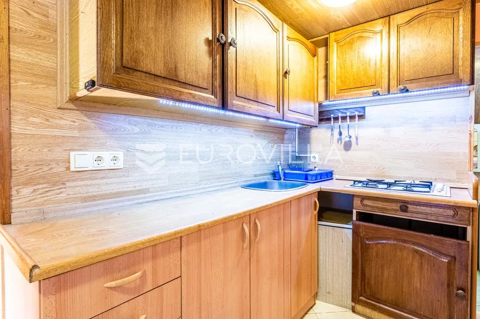 vodice, apartmanska kuća u blizini mora - slika 19