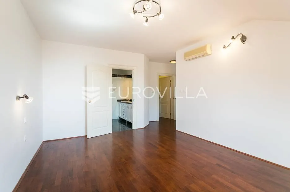 zagreb, šestinski vrh prekrasan šesterosoban dvoetažan stan 250m2 + 2 garaže - slika 18