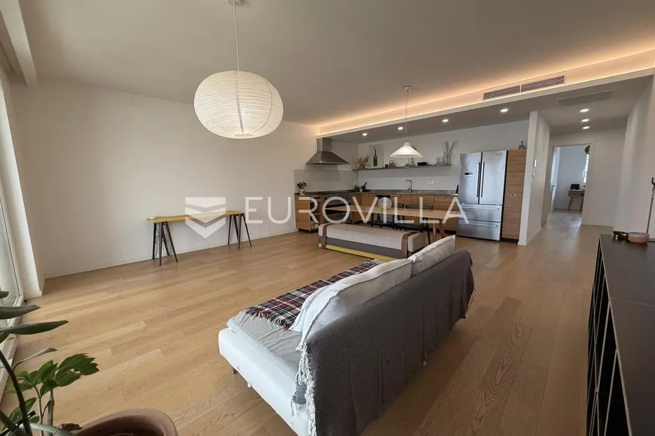 split, žnjan, morska vila, trosoban stan s lođom i dva garažna mjesta, pogled na more - slika 12
