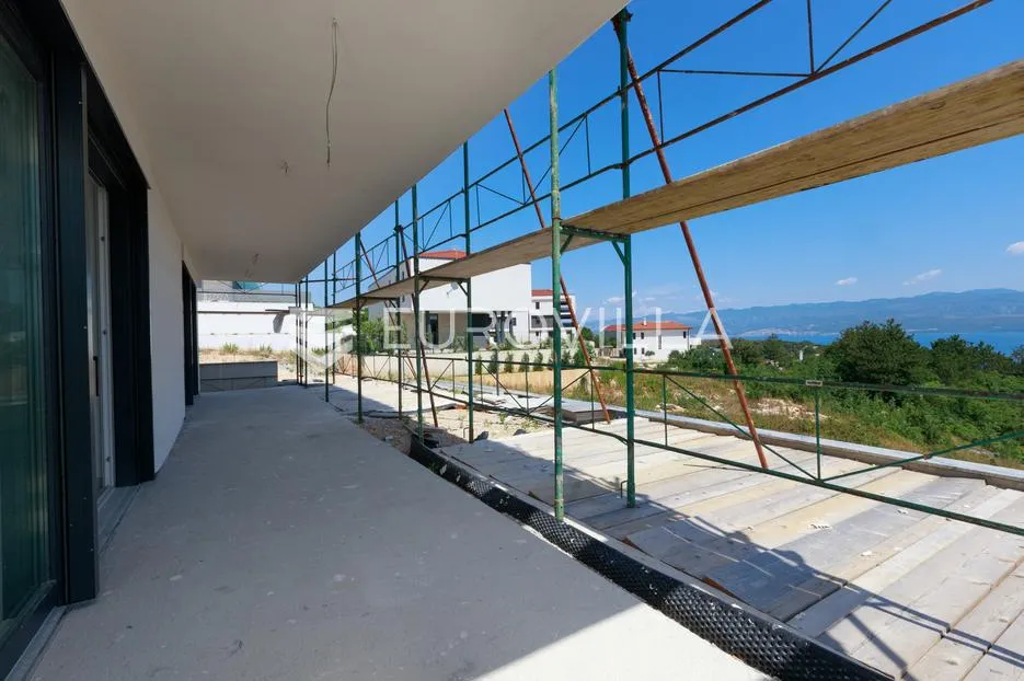 otok krk, vrbnik, stan u novogradnji s okućnicom, bazenom i pogledom na more - slika 16