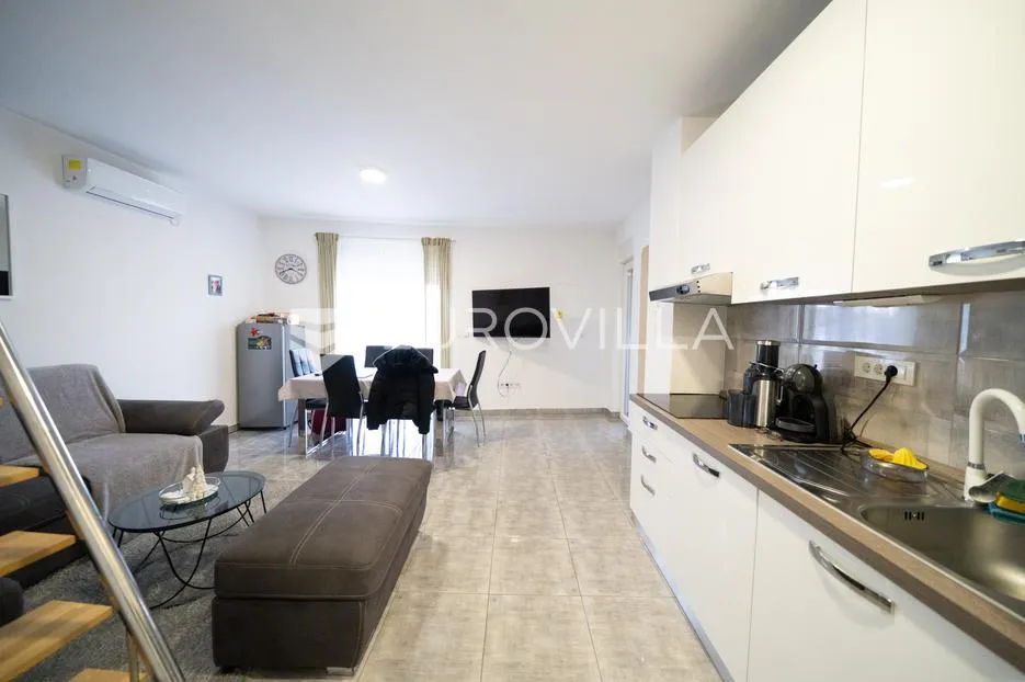 tisno, atraktivna višestambena nekretnina s tri funkcionalna stana i vrtom, površine 165,19 m² - slika 22