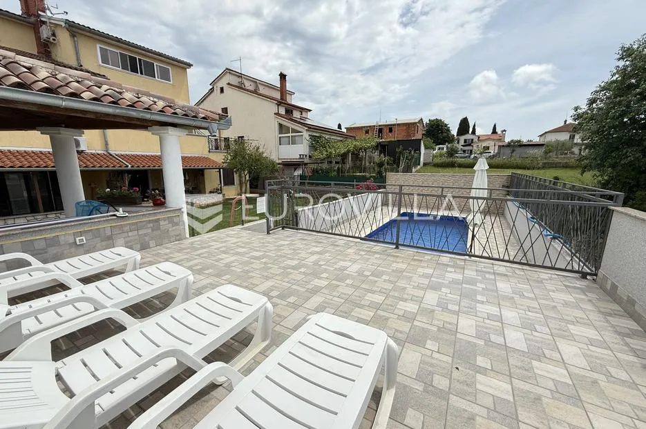 pula, veli vrh - prostrana kuća s pet stambenih jedinica, bazen 22 m2, garaža - mirna lokacija - slika 2