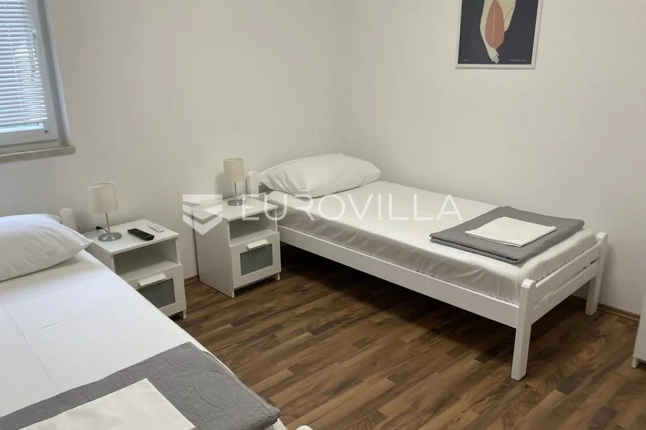 starigrad, tribanj, prostrana kuća s pogledom na more i šest apartmana - slika 14