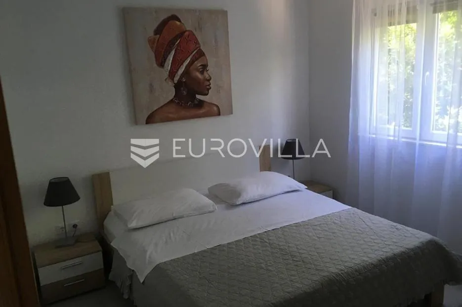 starigrad, tribanj, prostrana kuća s pogledom na more i šest apartmana - slika 46