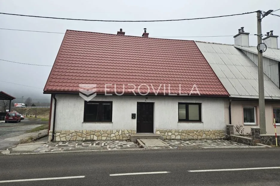 Vrata, Fužine, prostrana višenamjenska kuća s velikom okućnicom