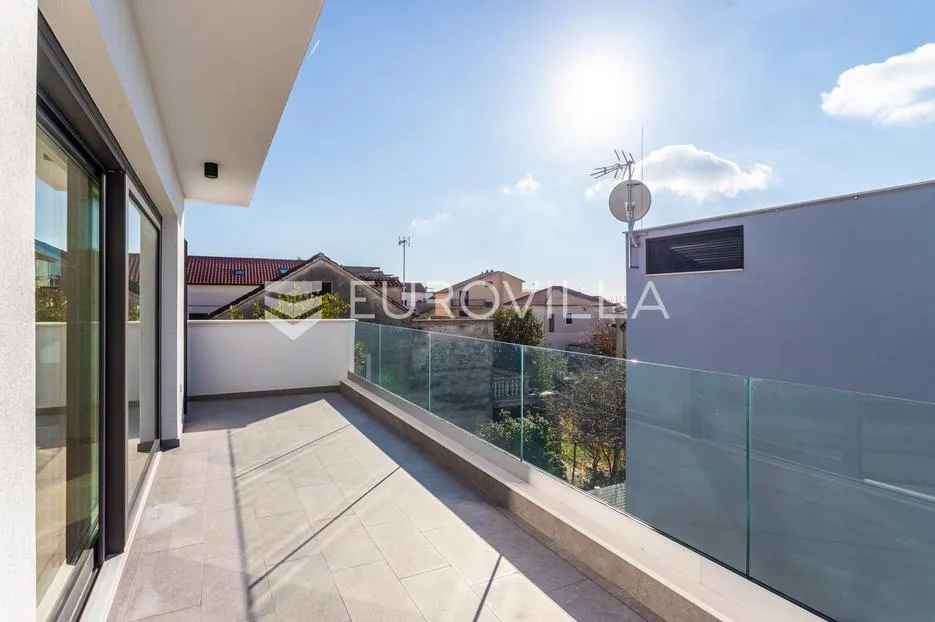 vodice, novogradnja, penthouse s krovnom terasom i pogledom na more, 137,93 m² - slika 11