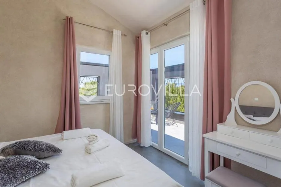 krk, dobrinj, moderna dvojna kuća s bazenom i saunom 107 m², okućnica 315 m² - slika 22