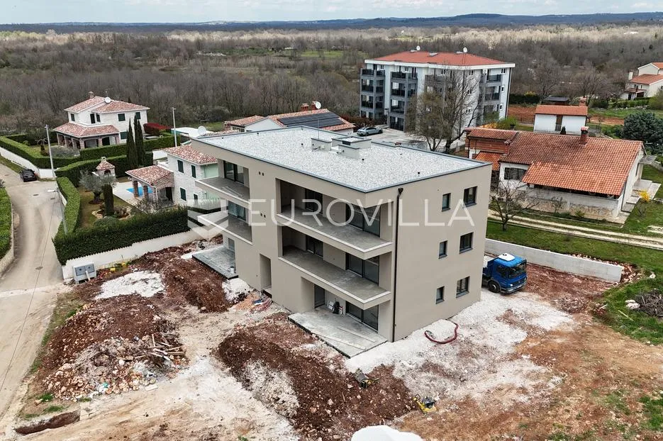 istra, poreč, luksuzan stan u prizemlju s 400 m² vrta i pogledom na more - slika 2