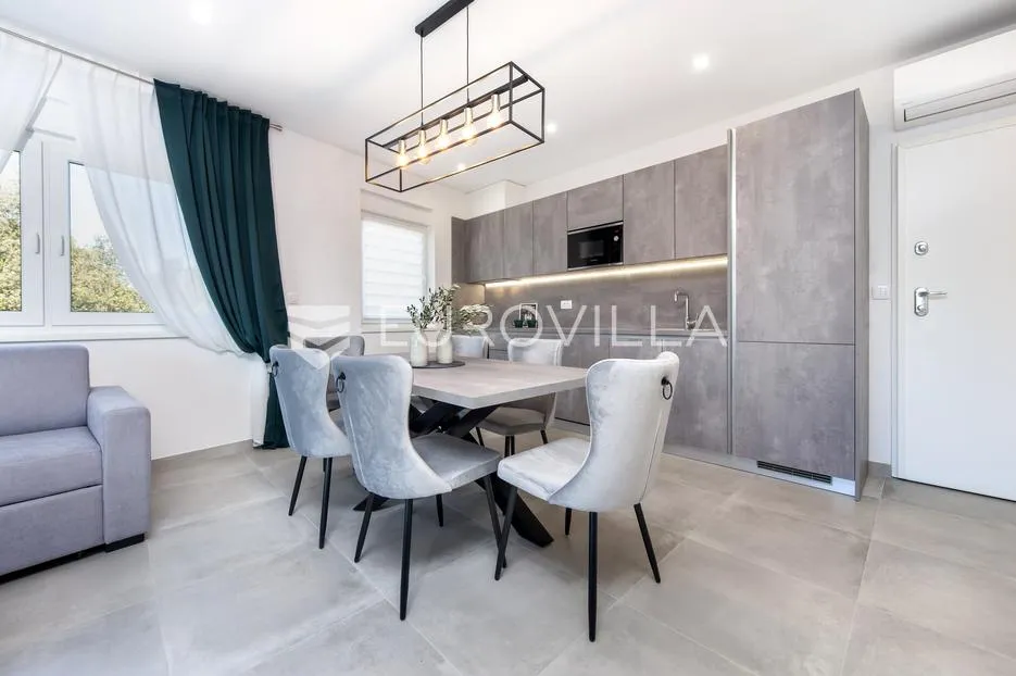 istra, okolica rovinja, predivan namješten dvosoban stan 85 m² 800m od mora - slika 1