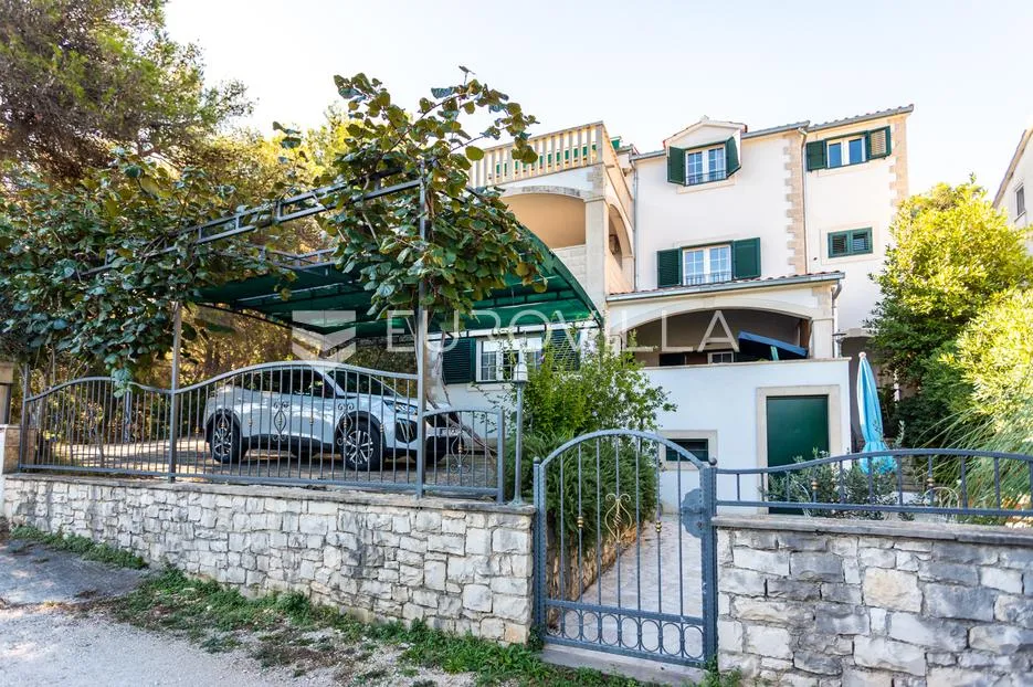 Brač, Supetar, kuća ukupne površine 372 m² na zemljištu površine 411 m²