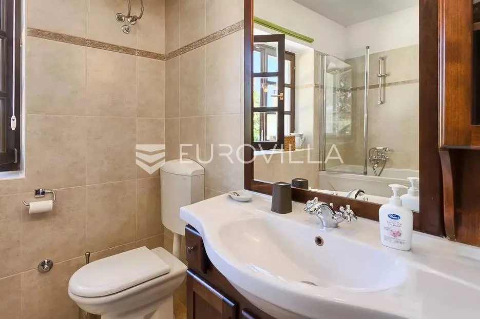 istra, bale, vila s bazenom na imanju od 30.000 m2 u osami - slika 40