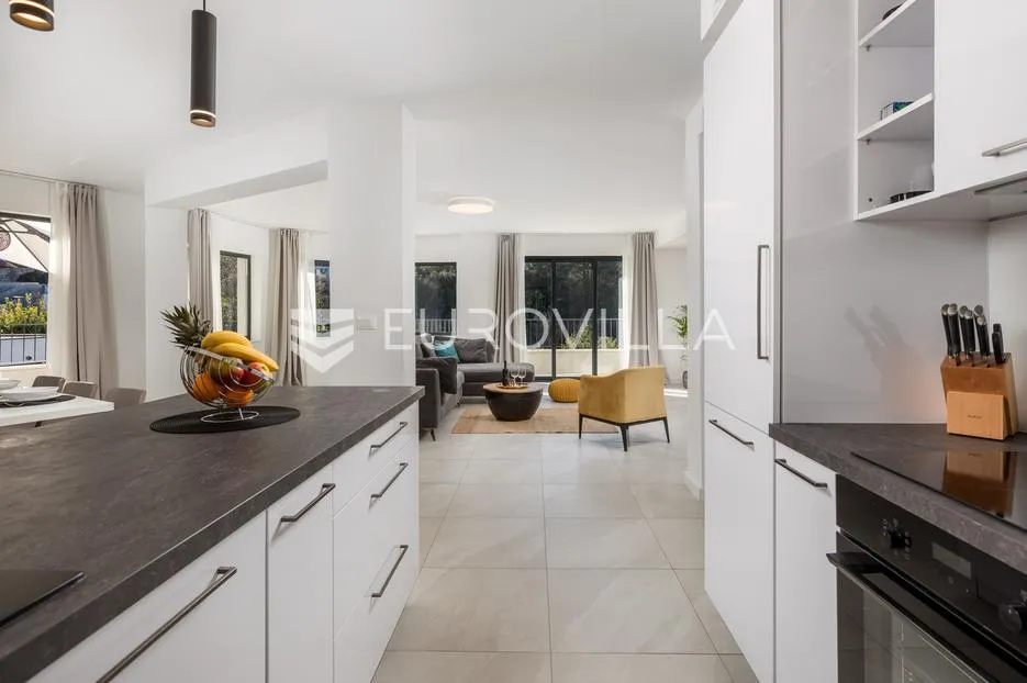 otok krk, malinska, luksuzna vila s dva apartmana u prvom redu do mora - slika 25