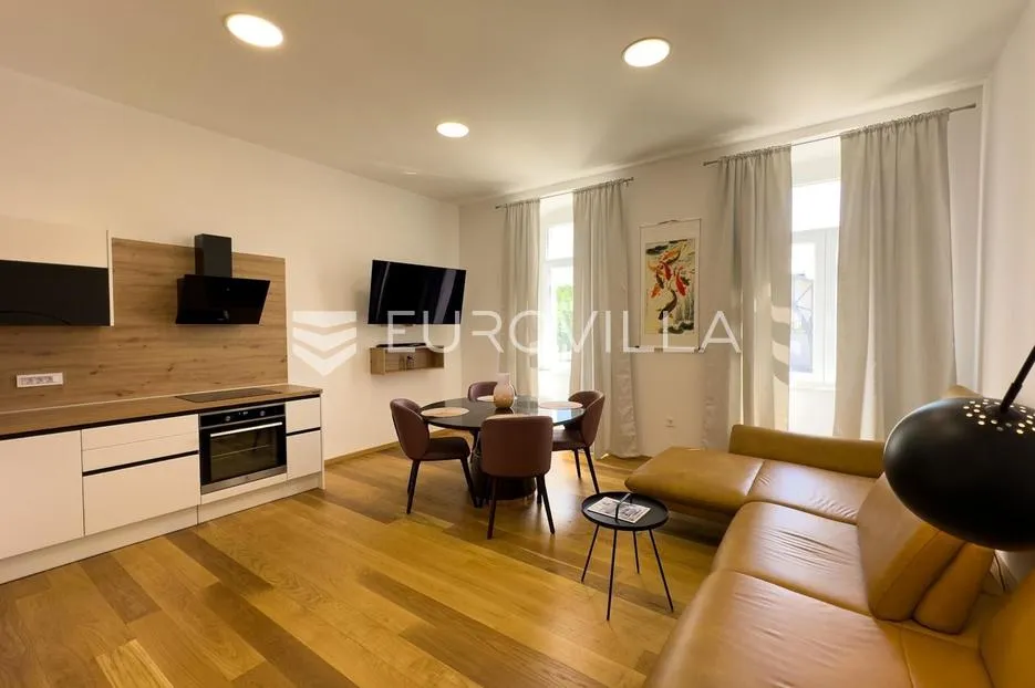 istra, pula, u centru grada moderno opremljen trosobni stan 85 m² - slika 12