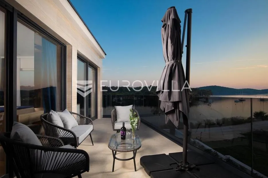 medulin, prekrasna villa od 350 m2, svega 6 m od mora s očaravajućim pogledom - slika 23