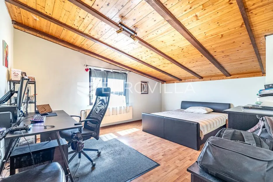 zagreb, blato, dvije kuće na parceli od 3.300 m², velika okućnica, gospodarska namjena - slika 9