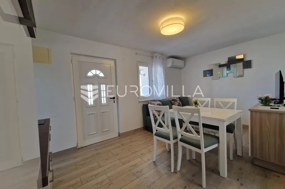 vir, simpatičan trosoban apartman svega 80 m od plaže s prostranom terasom - slika 12