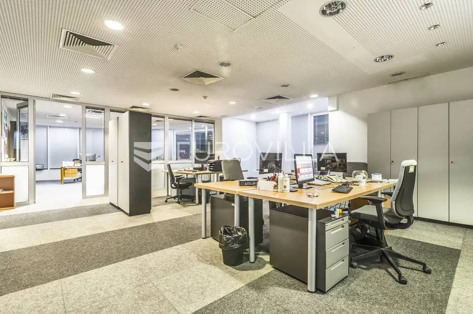 centar, poslovni prostor za zakup 586 m2 s terasom od 225 m2 u poslovnoj zgradi - slika 3