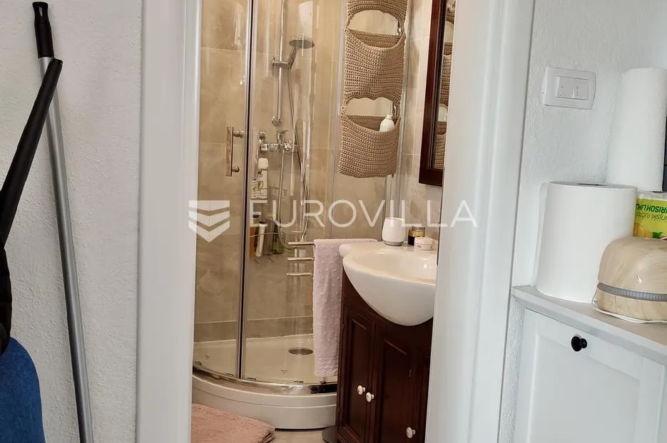 krk, omišalj, adaptirana kamena kuća u nizu s pogledom na more površine 54 m² - slika 35