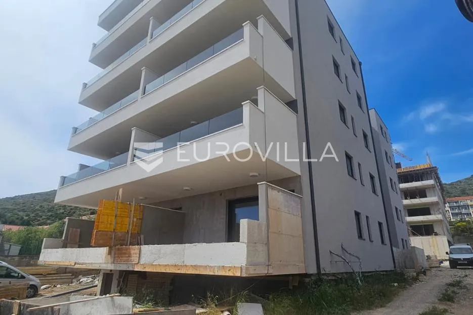 trogir, seget komforan stan 95,70 m² na prizemlju novogradnje s garažom i liftom - slika 2