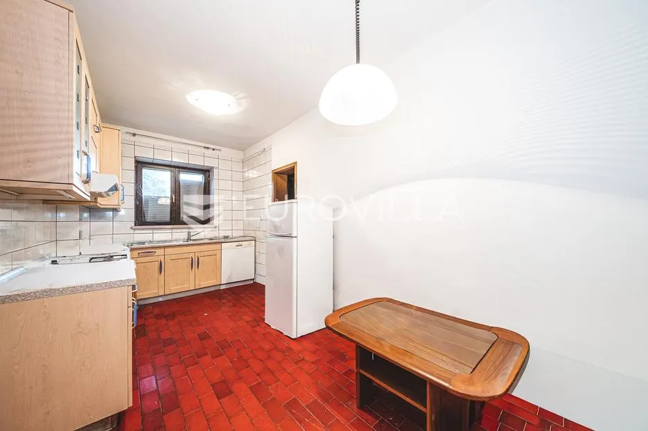 zagreb, lučko, obiteljska kuća s dva stana na parceli površine 1848 m² - slika 7