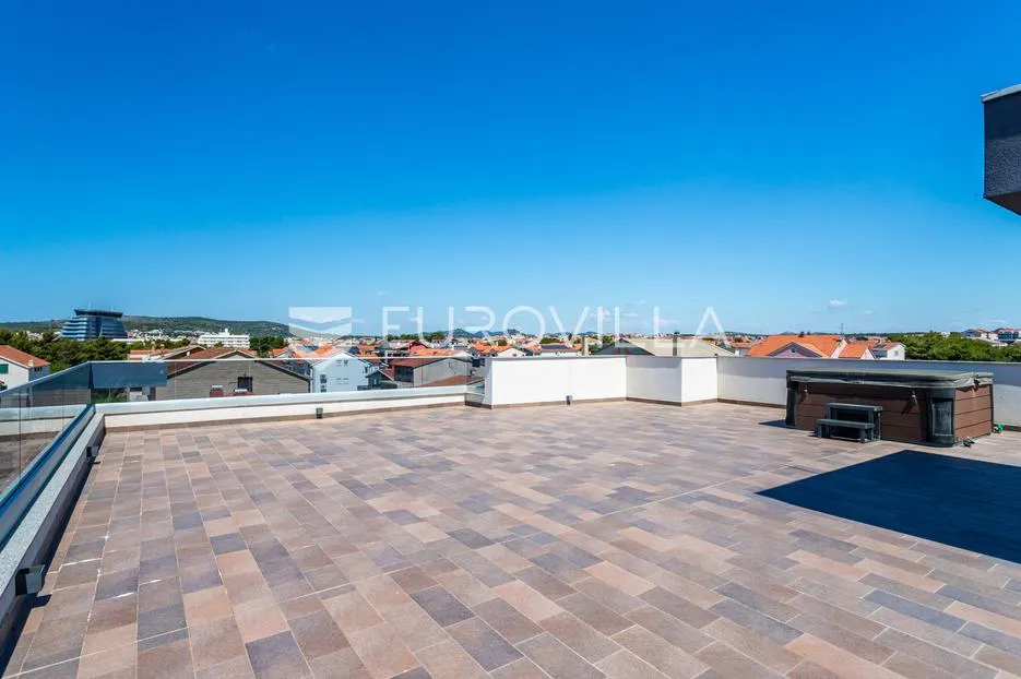 vodice, prostran penthouse s krovnom terasom, 168,79 m² - slika 15