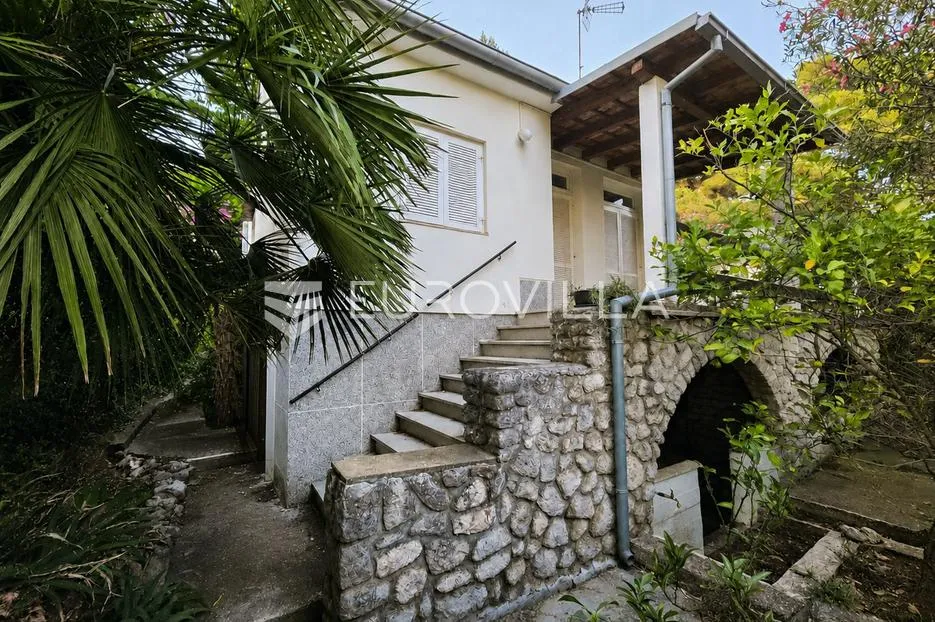 mali lošinj, samostojeća kuća s stanom i tri manja apartmana, 180 m od mora - slika 1