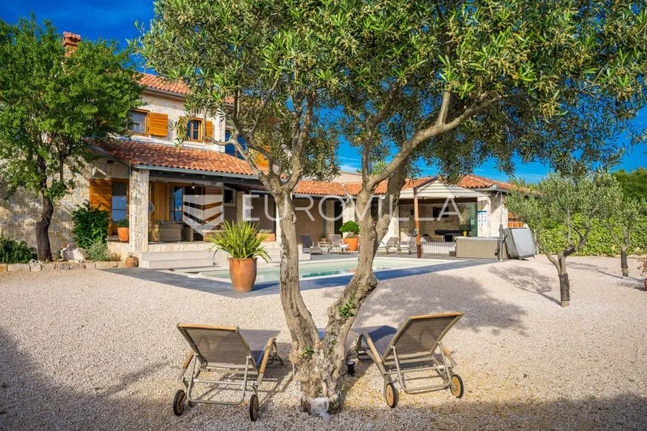 šibenik, martinska, prekrasna kamena vila s bazenom, vrtom i igralištem - slika 31
