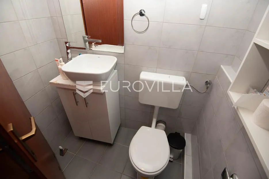 tisno, ekskluzivna apartmanska kuća prvi red do mora s panoramskim pogledom i brodicom - slika 21