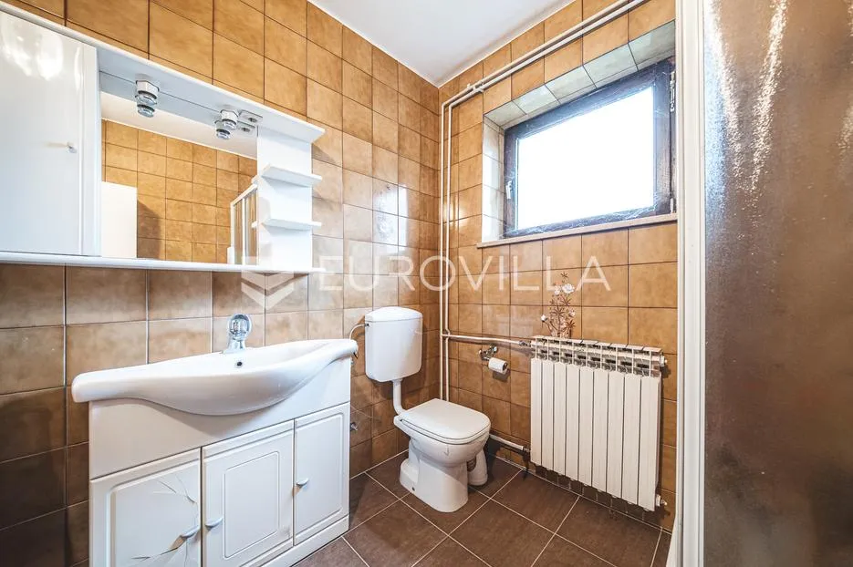 zagreb, lučko, obiteljska kuća s dva stana na parceli površine 1848 m² - slika 16