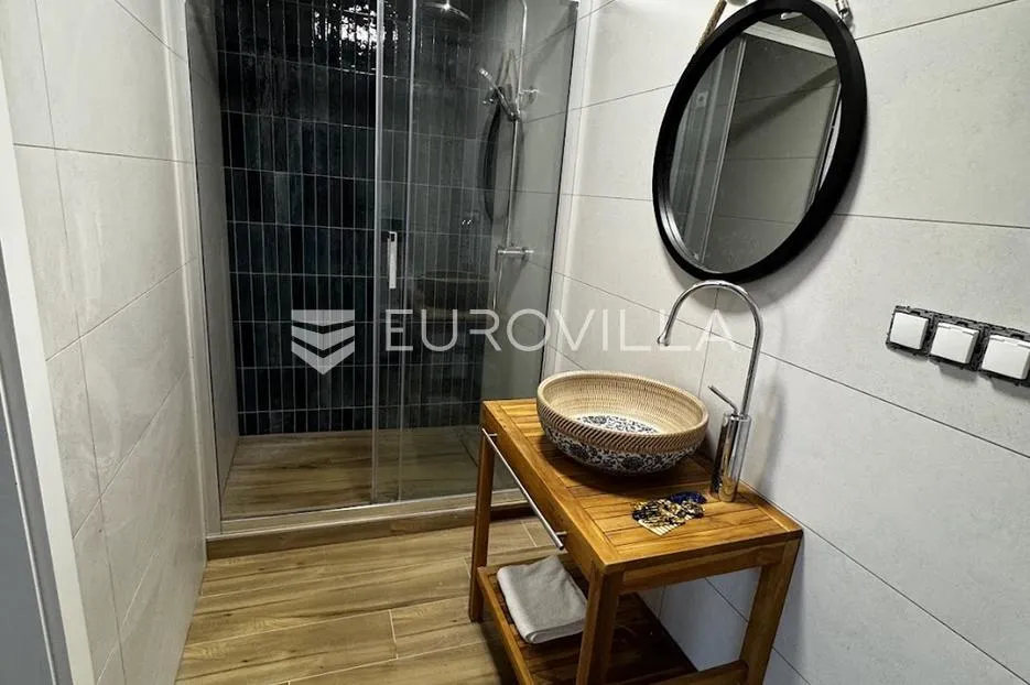 kaštela, kaštel sućurac, predivna kamena kuća uz more - slika 28